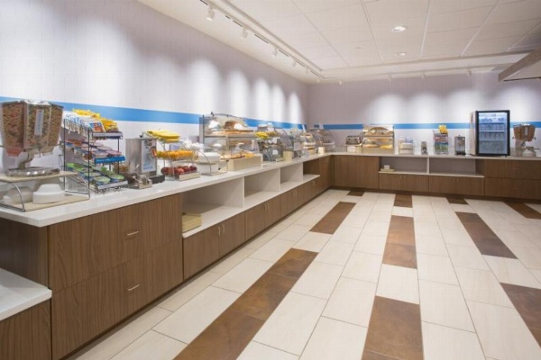 Holiday Inn Express & Suites Lakeland South image 2