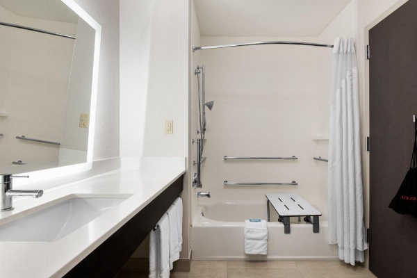 Holiday Inn Express & Suites Lakeland South image 21