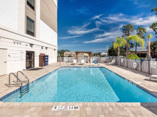 Holiday Inn Express & Suites Lakeland South image 3