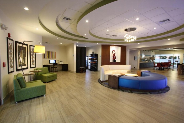 Holiday Inn Express & Suites Lakeland South image 4